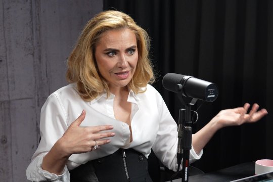 Adina Buzatu face lumină în confuzia din modă! Costumul „bespoke” vs. „made to measure”