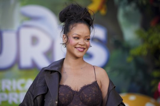 Imagini de colecție! Rihanna, apariție spectaculoasă alături de cei doi fii ai săi la premiera „Smurfs”. Cum arată artista însărcinată pentru a treia oară