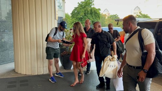 Ușa rotativă i-a stricat intrarea lui Jennifer Lopez. Diva a rămas câteva secunde captivă chiar la sosirea în hotelul din București