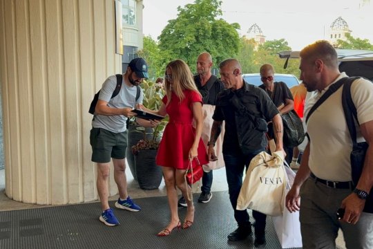 Ușa rotativă i-a stricat intrarea lui Jennifer Lopez. Diva a rămas câteva secunde captivă chiar la sosirea în hotelul din București