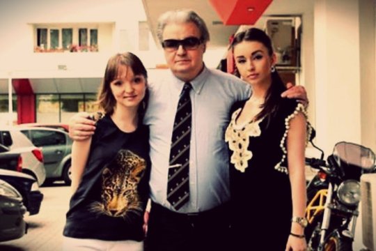 Ce mesaj emoționant au postat fiicele lui Corneliu Vadim Tudor. Gestul discret a reaprins interesul pentru moștenirea „Tribunului”