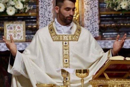 Un preot în vârstă de 35 de ani s-a sinucis. Bărbatul nu dădea semne înainte de tragicul eveniment
