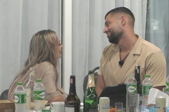 Teo și Ella, surprinși din nou în ipostaze intime. Concurenta a trecut peste ceartă și și-a dat frâu liber sentimentelor față de ispită