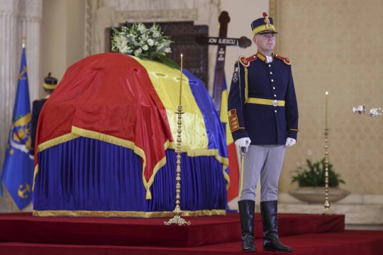 Cât a plătit Guvernul pentru ultimul drum al lui Ion Iliescu, de fapt. Numai sicriul ar fi costat 5.000 de euro