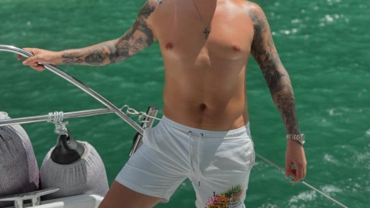 Bogdan de la Ploiești prins pe picior greșit. Artistul a apărut într-o ipostază intimă cu o domnișoară într-un club de noapte