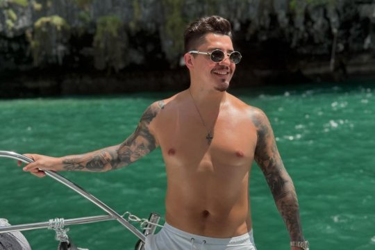 Bogdan de la Ploiești prins pe picior greșit. Artistul a apărut într-o ipostază intimă cu o domnișoară într-un club de noapte