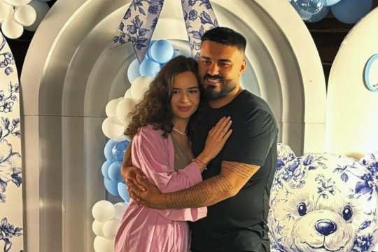 Surpriză la botezul fiului lui Jador. Cine au fost nașii micuțului Avraam: ”Exemplu pe măsură de familie binecuvântată”