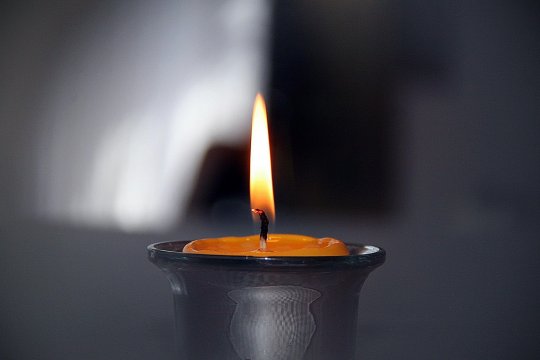 Motivul pentru care se aprind lumânări în casă. Ce scop are tămâia