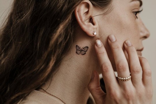 Tatuajele minimaliste devin noul lux accesibil. Cum s-au transformat într-un adevărat trend