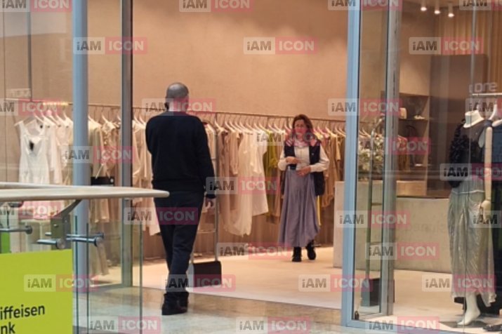 Viorel Cataramă stă cuminte cât soția mai tânără cu 14 ani face shopping