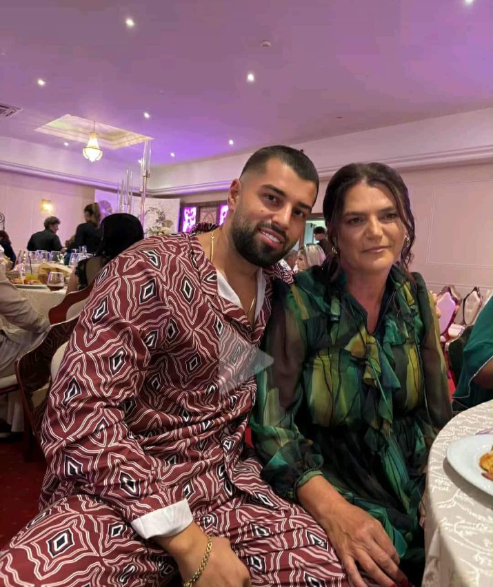 Teo, alături de mama lui