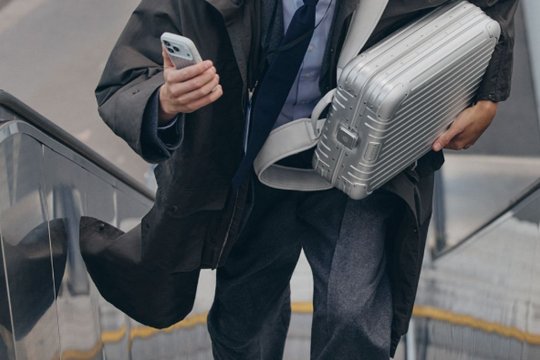 Rimowa, prima linie de genți de mână din piele. Cât vor costa noile accesorii