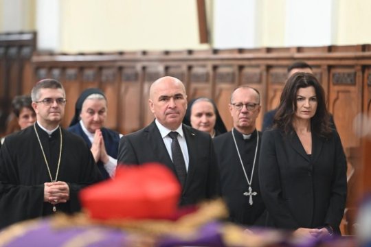 Imagini de colecție cu iubita lui Ilie Bolojan. Cum arată asistenta din Oradea care i-a cucerit inima premierului