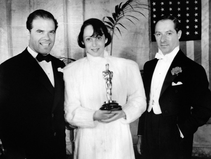Luise Rainer cu Premiul Oscar din 1937, alături de regizorul Frank Capra și actorul George Jessel, gazda ediției
