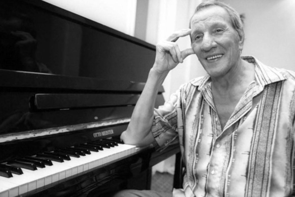 Personalitatea zilei 14 februarie | Gil Dobrică, ”Ray Charles al României”. Povestea artistului care a transformat ”Hai acasă” într-un imn al generațiilor