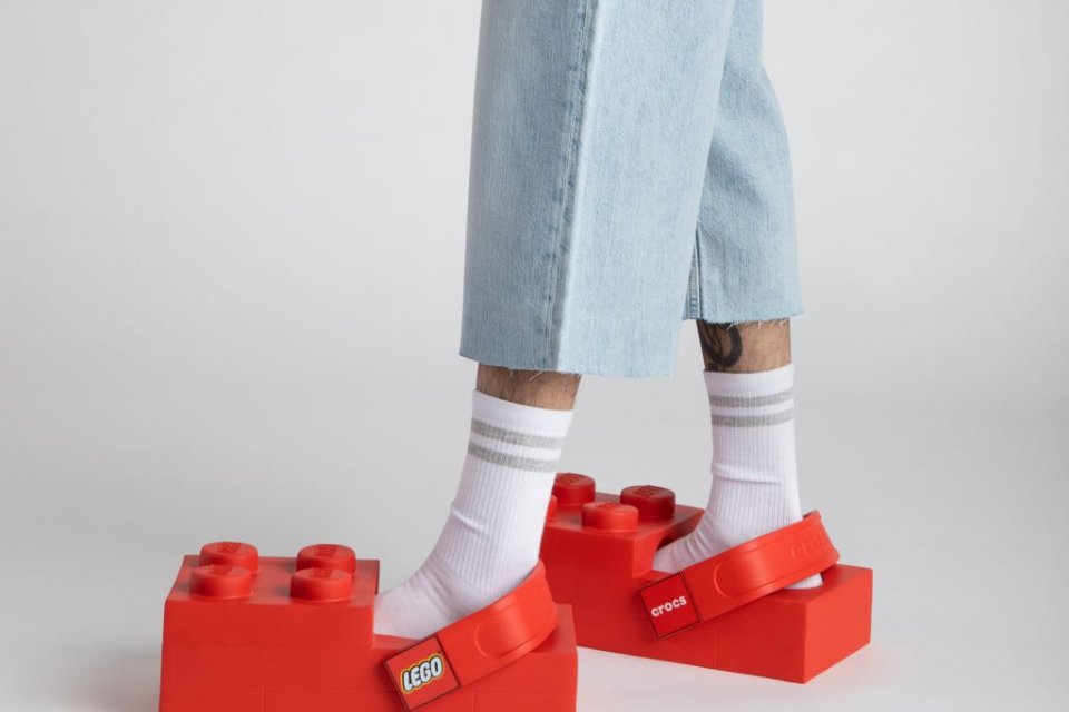 Confortul devine joacă cu Crocs & LEGO