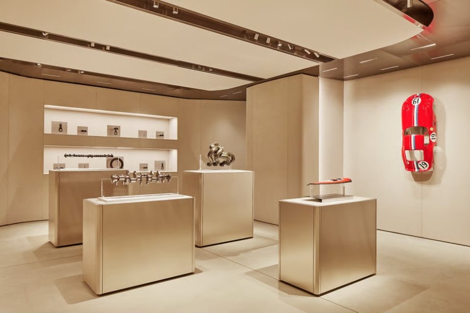 Lovitură de imagine. Ferrari își prezintă creațiile pe Bond Street