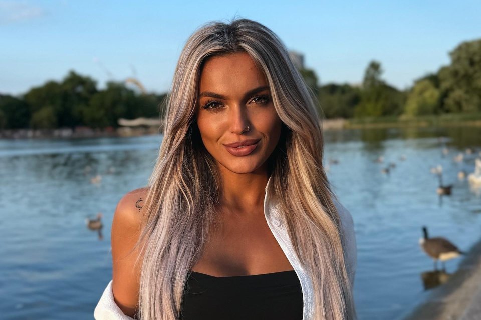 Ella Vișan, fotografie înduioșătoare pe rețelele de socializare. Cu cine s-a fotografiat fosta concurentă de la Insula Iubirii: ”Băiatul meu frumos”