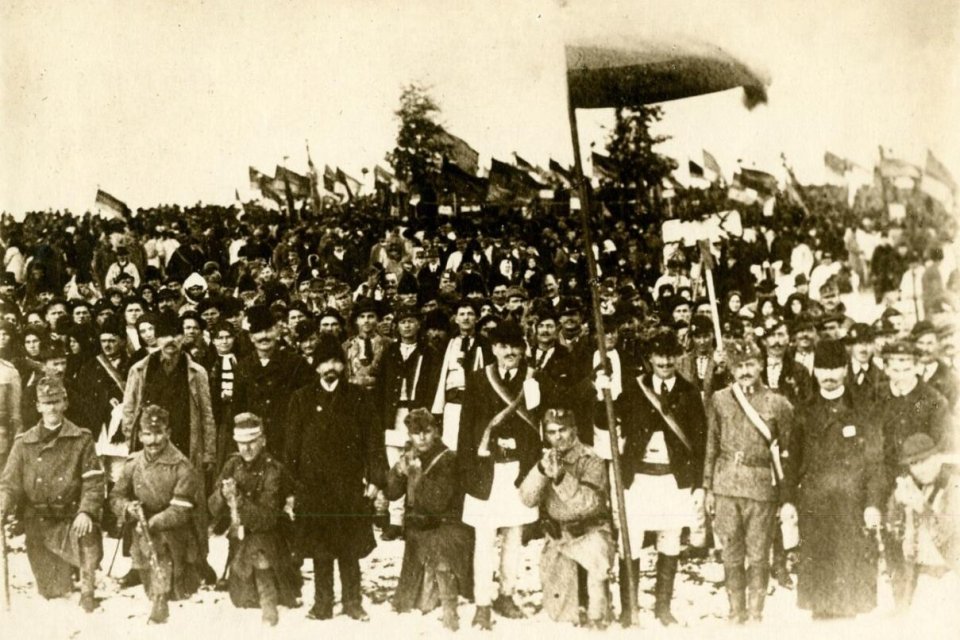 Manifestanți și soldați participanți la Marea Adunare de la Alba Iulia, 1 Decembrie 1918